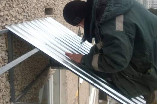 Установка крыши из профлиста над балконом