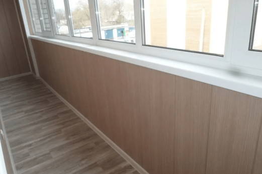 ПВХ панели для внутренней отделки балкона в новостройке